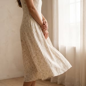 Rochie elegantă de vară, în lumină naturală