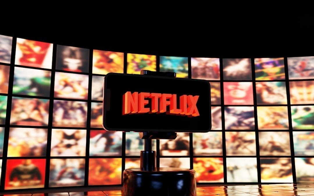 Telecomandă în mână și televizor cu o platformă de streaming deschisă, pregătit pentru o seară de film acasă