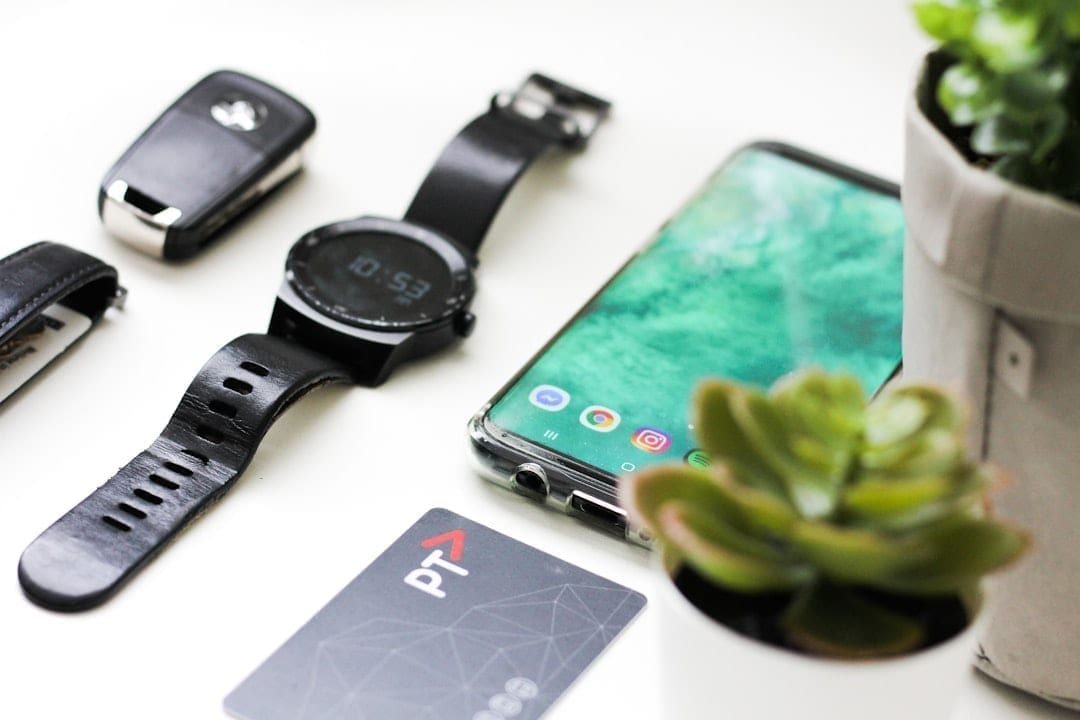 Gadgeturi tech utile pe un birou: smartwatch, căști wireless și încărcător 3-în-1