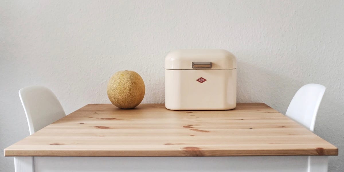 Gadgeturi de bucătărie pe blat: friteuză cu aer cald, blender de mână și cântar digital
