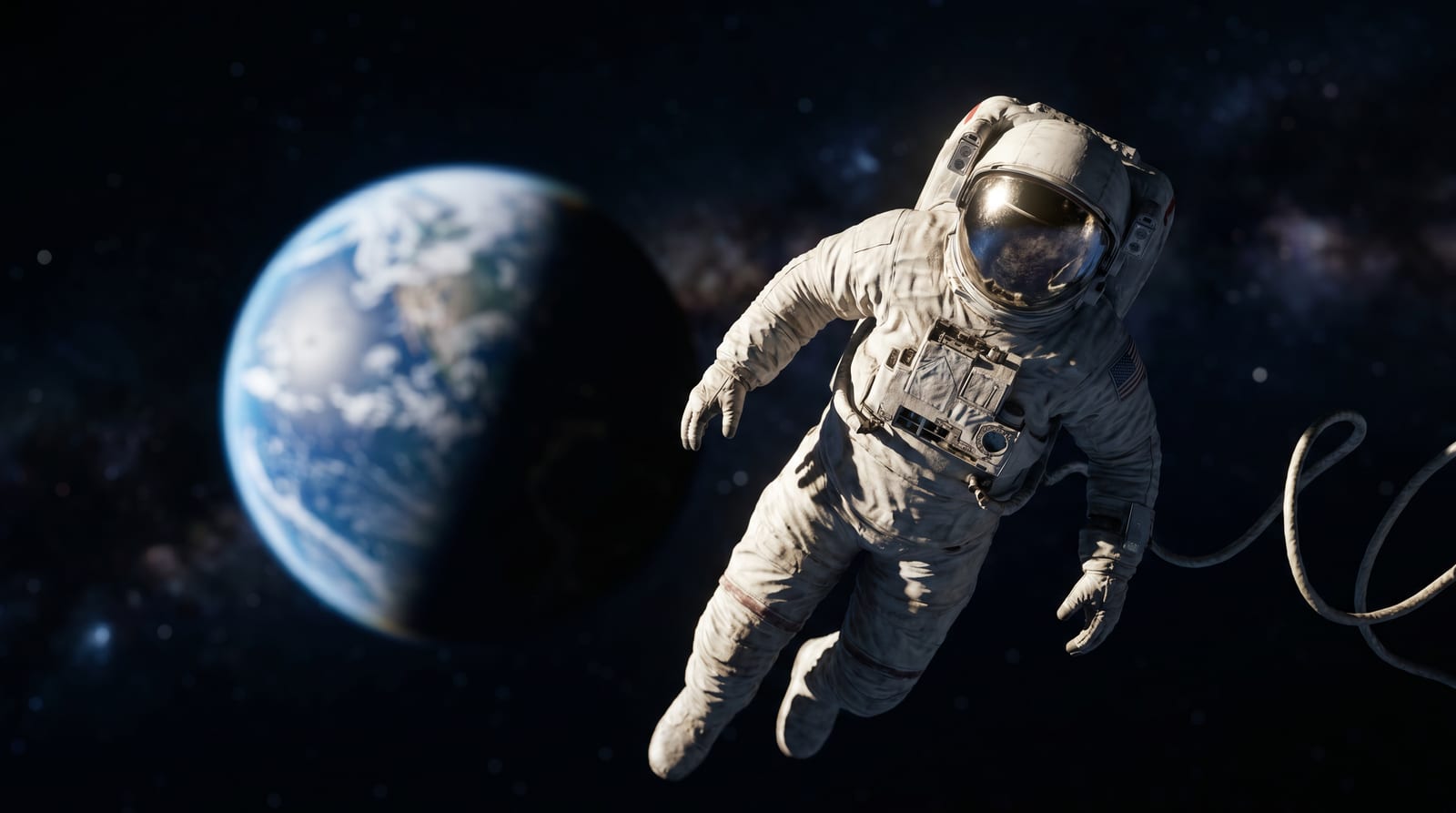 Astronaut plutind în spațiu pe fundalul negru al cosmosului, cu Pământul albastru în depărtare