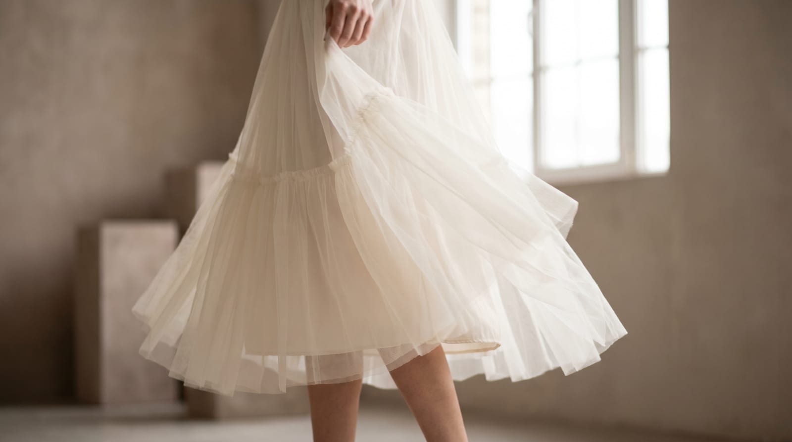Rochie midi din tul vaporos în mișcare ușoară, cu pliuri fine care prind lumina