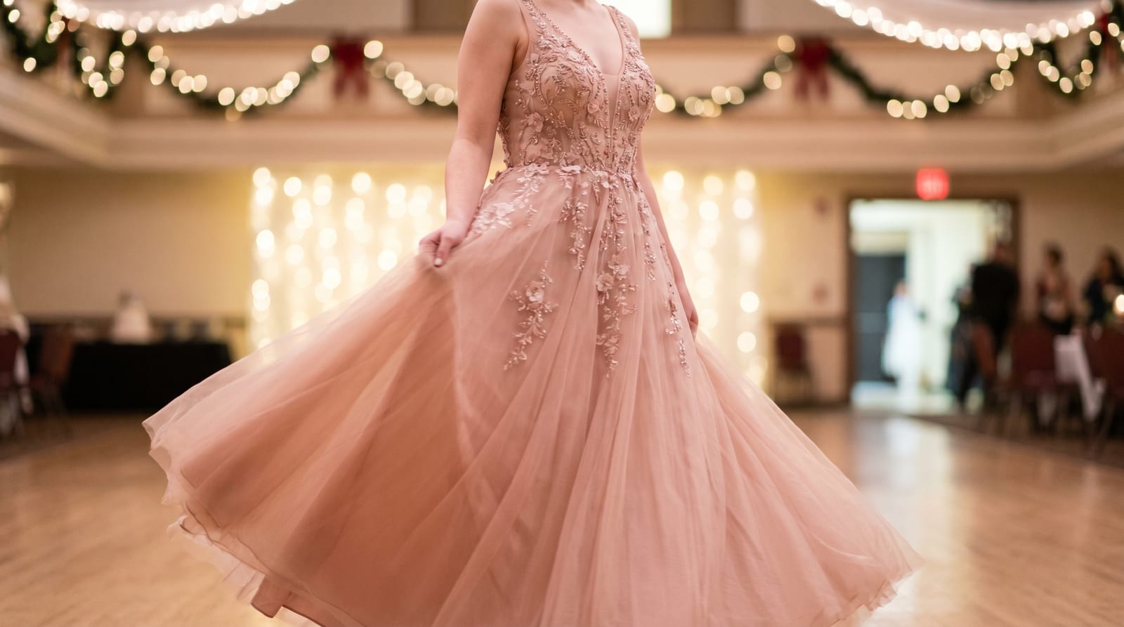 Rochie de majorat lungă, elegantă, cu detalii delicate, fotografiată într-un cadru festiv luminos