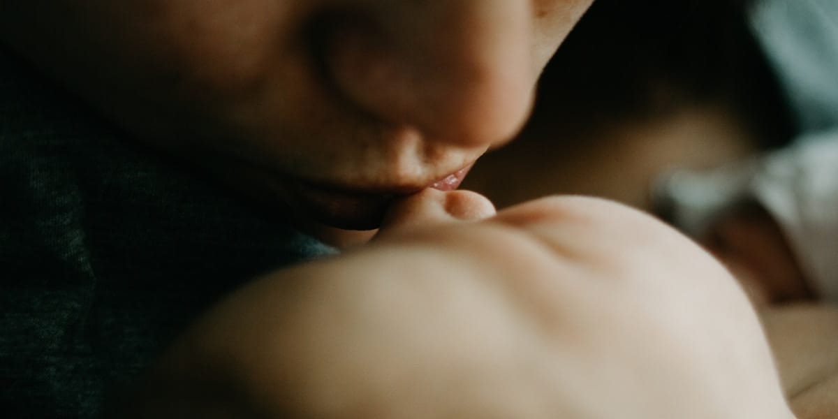 Mamă obosită ținând în brațe un bebeluș, scrisoare către mine despre maternitate