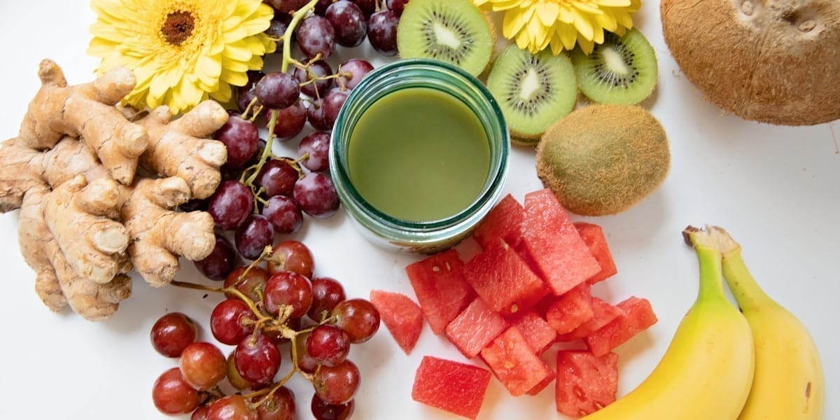 Vitamine pentru copii: sirop, jeleuri și tablete masticabile colorate pe o masă