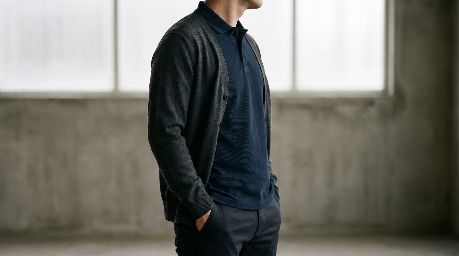 Bărbat purtând un tricou polo clasic bleumarin, într-un stil casual elegant